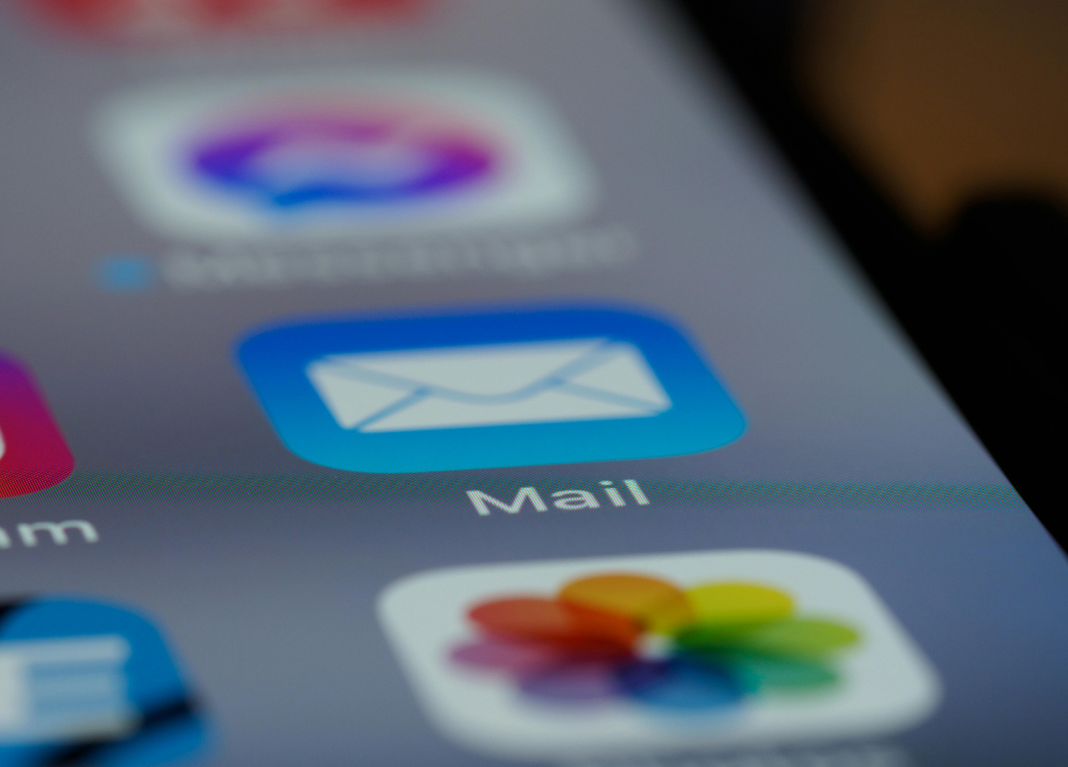 Graues Icon eines Stiftes und eines Lineals auf einem großen Stück Papier.