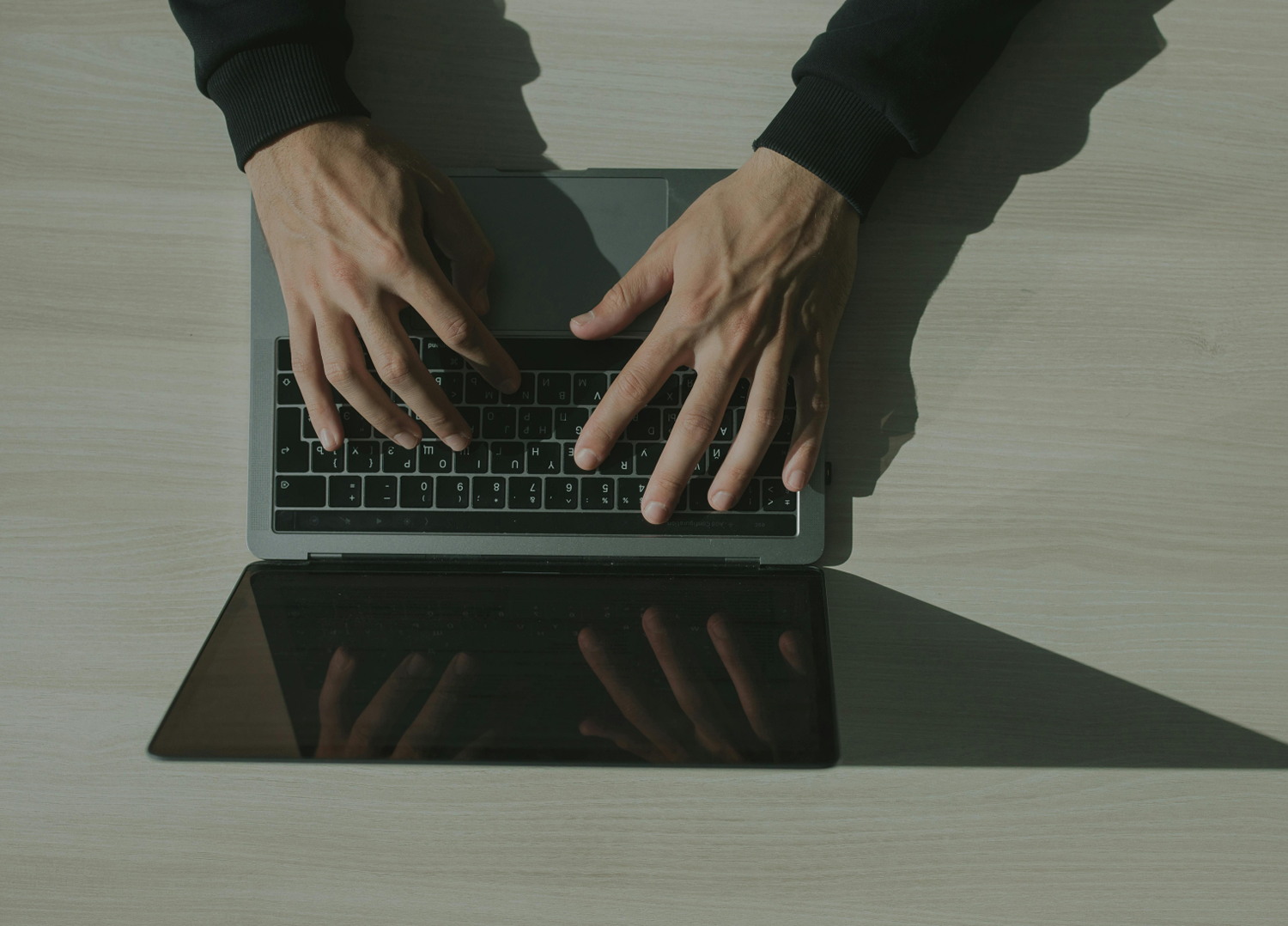 Graues Icon eines Stiftes und eines Lineals auf einem großen Stück Papier.