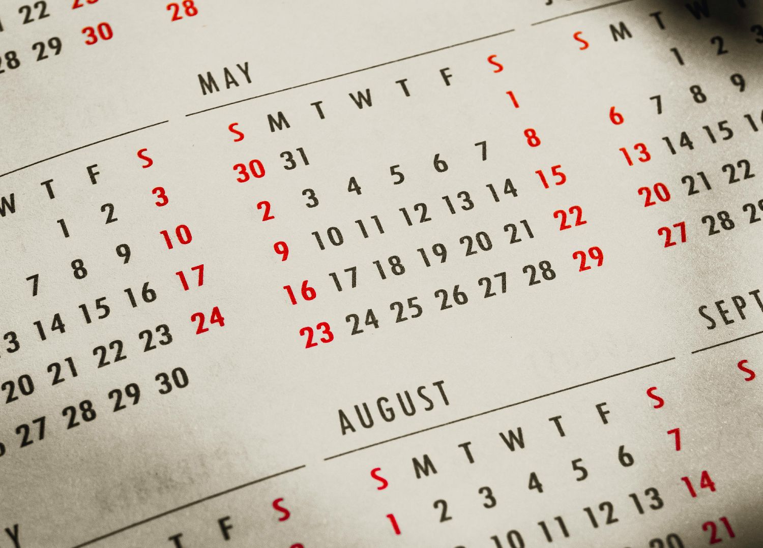 Graues Icon eines Stiftes und eines Lineals auf einem großen Stück Papier.