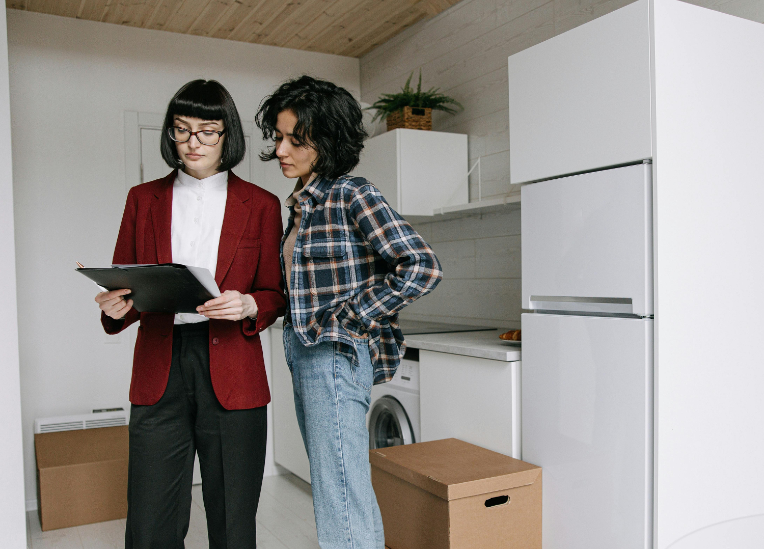 Graues Icon eines Stiftes und eines Lineals auf einem großen Stück Papier.