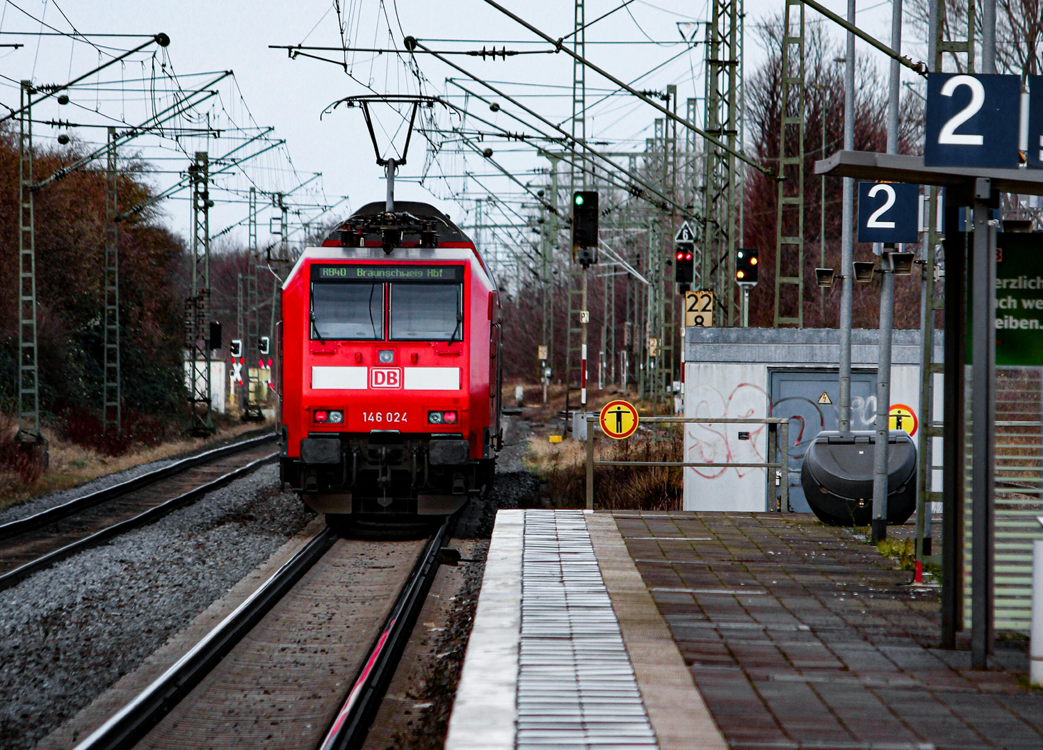 Graues Icon eines Stiftes und eines Lineals auf einem großen Stück Papier.
