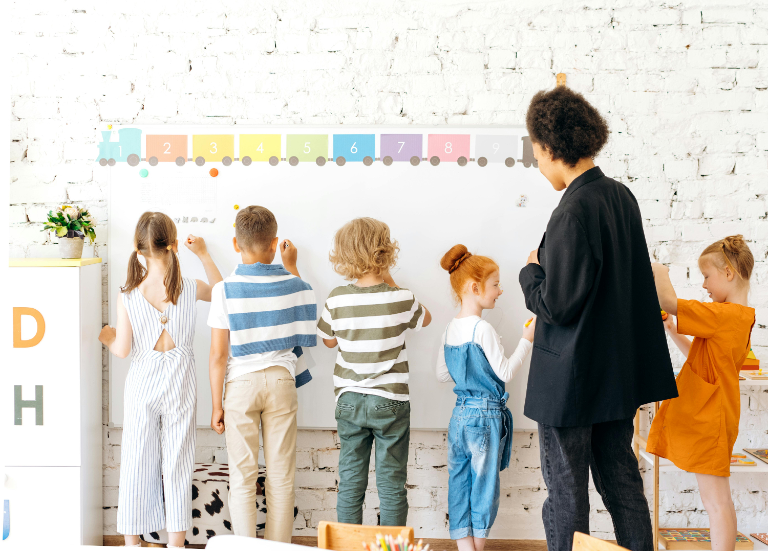 Graues Icon eines Stiftes und eines Lineals auf einem großen Stück Papier.