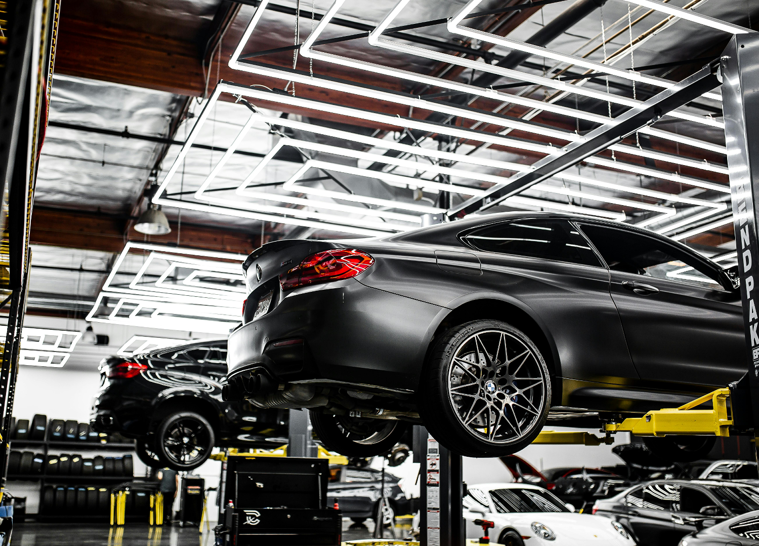 Graues Icon eines Stiftes und eines Lineals auf einem großen Stück Papier.