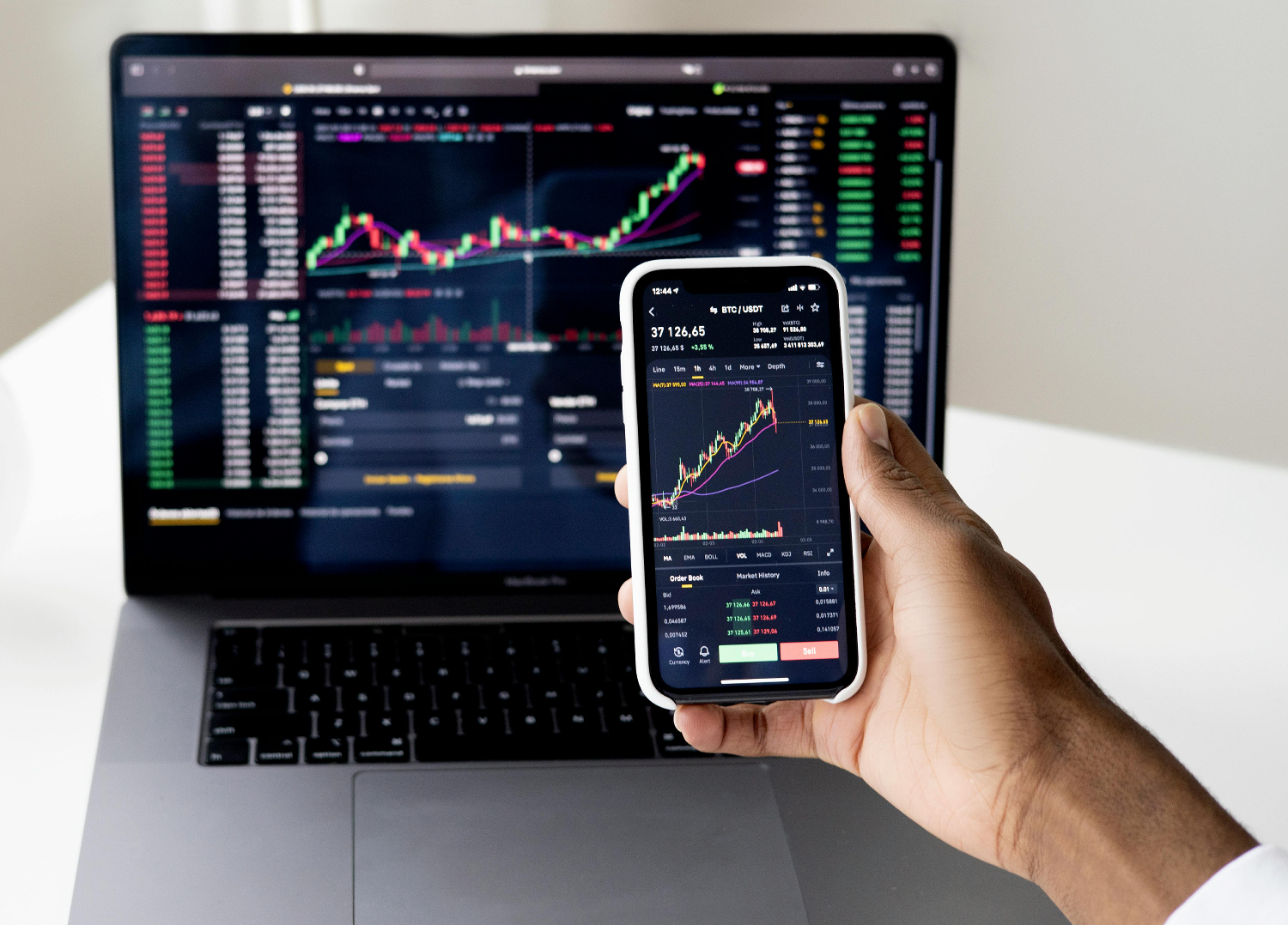 Graues Icon eines Stiftes und eines Lineals auf einem großen Stück Papier.