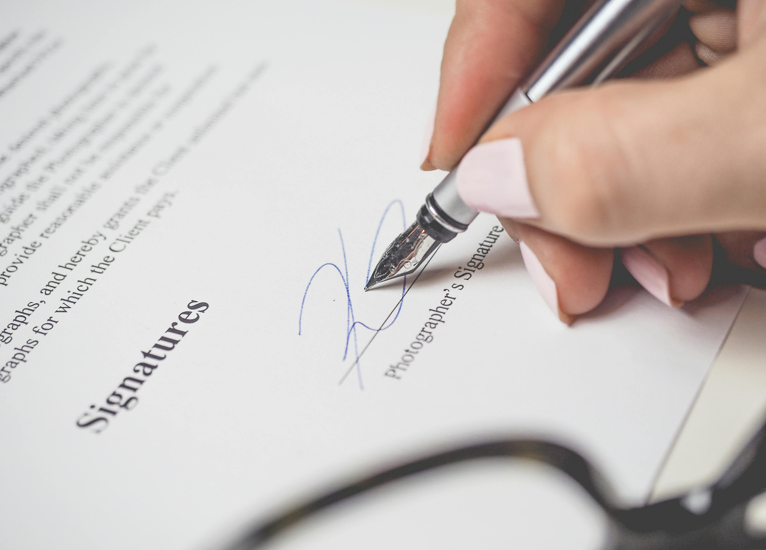 Graues Icon eines Stiftes und eines Lineals auf einem großen Stück Papier.