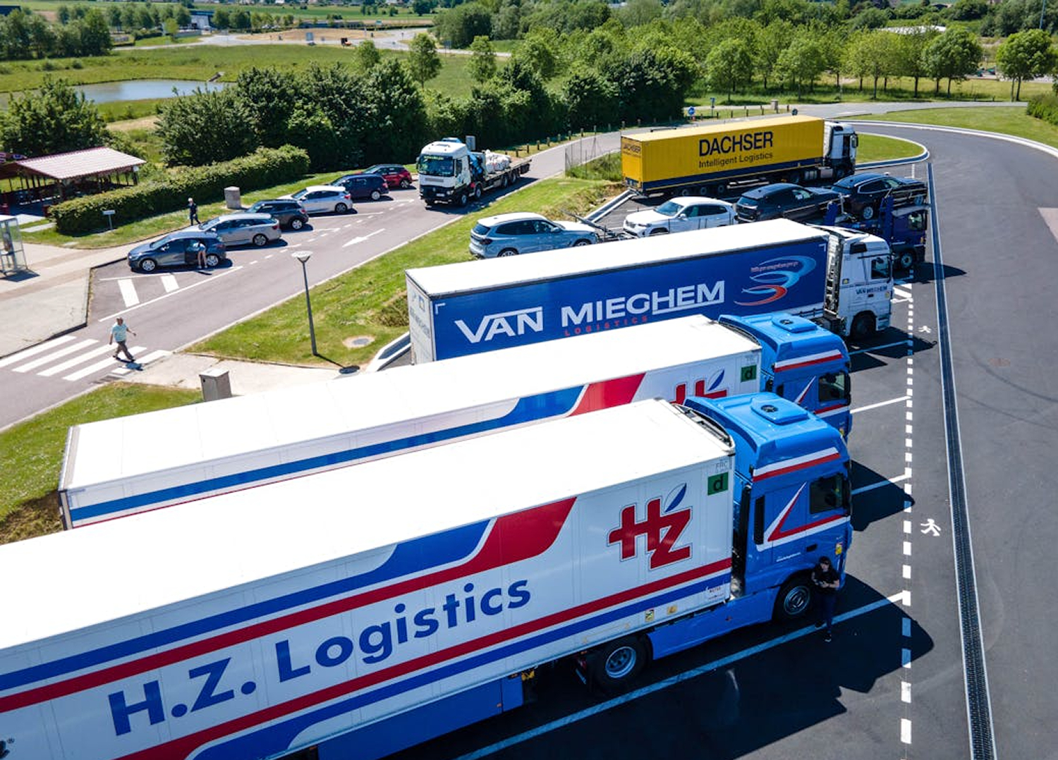 Mehrere LKW parken auf einem Parkplatz.